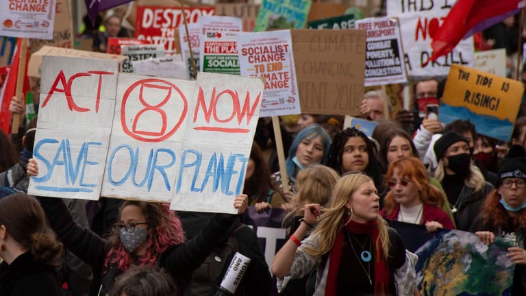 Tausende marschierten für mehr Klimagerechtigkeit und weniger heiße Luft beim Klimagipfel in Glasgow. Am Rand der diesjährigen Konferenz ist kaum Platz für Kritik.