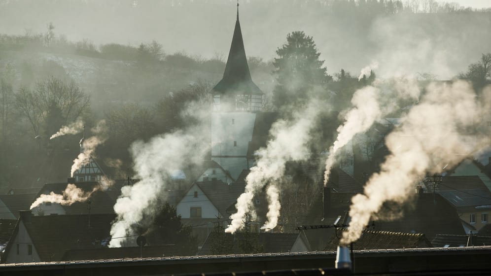 Rauchende Schornsteine (Symbolbild): Ein milliardenschweres Entlastungspaket soll die Menschen in Deutschland durch den Winter bringen.