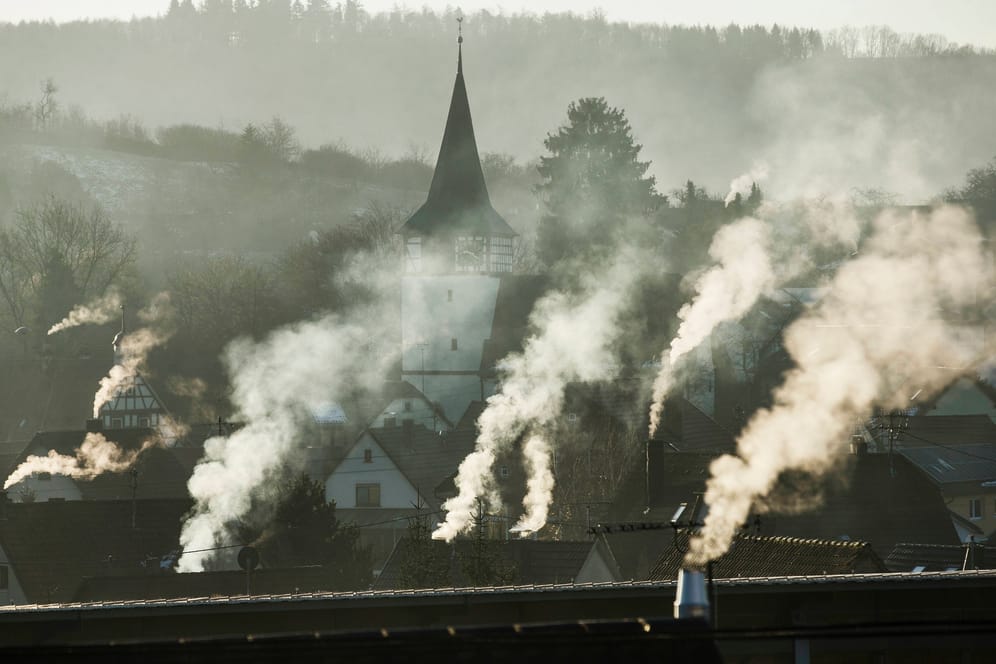 Rauchende Schornsteine (Symbolbild): Ein milliardenschweres Entlastungspaket soll die Menschen in Deutschland durch den Winter bringen.