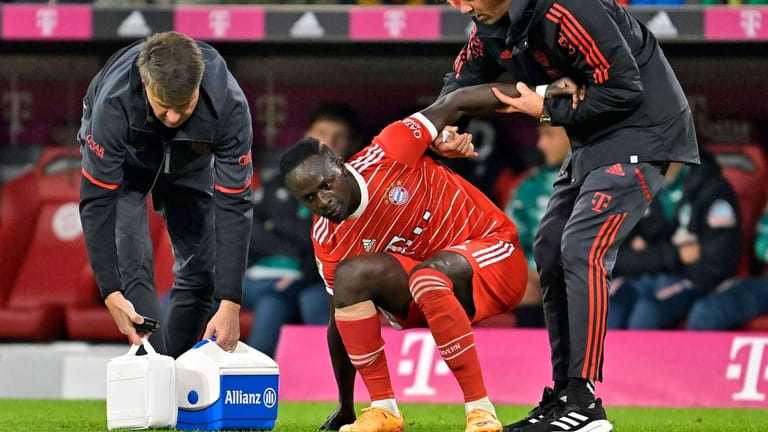 Schreckmoment: Bayerns Sadio Mané muss im Spiel gegen Bremen verletzt raus.