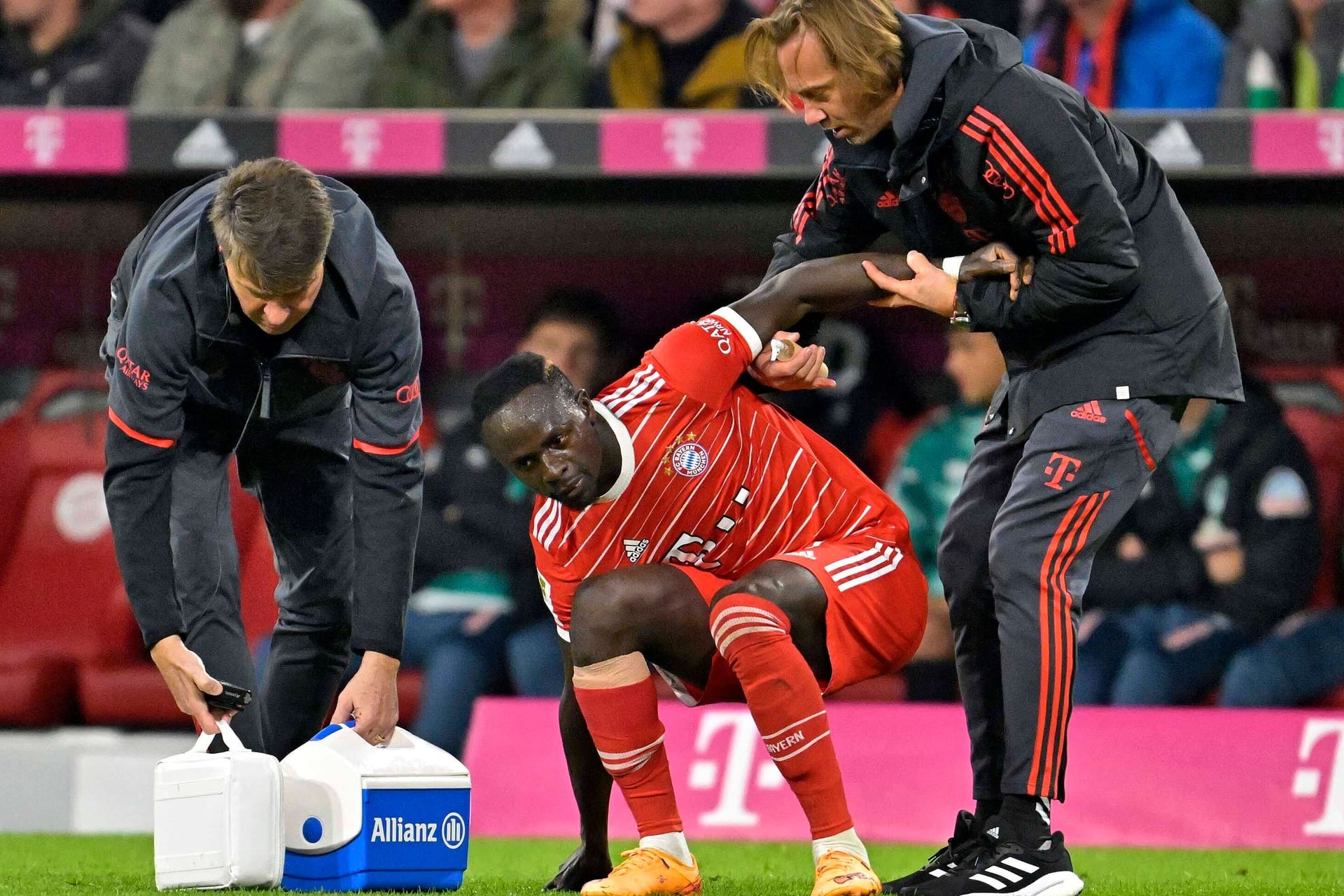 Schreckmoment: Bayerns Sadio Mané muss im Spiel gegen Bremen verletzt raus.