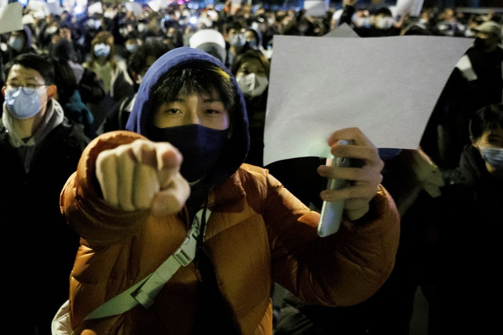 Demonstrant in Peking: Die weißen Papierbögen sind zum Symbol der Proteste geworden.