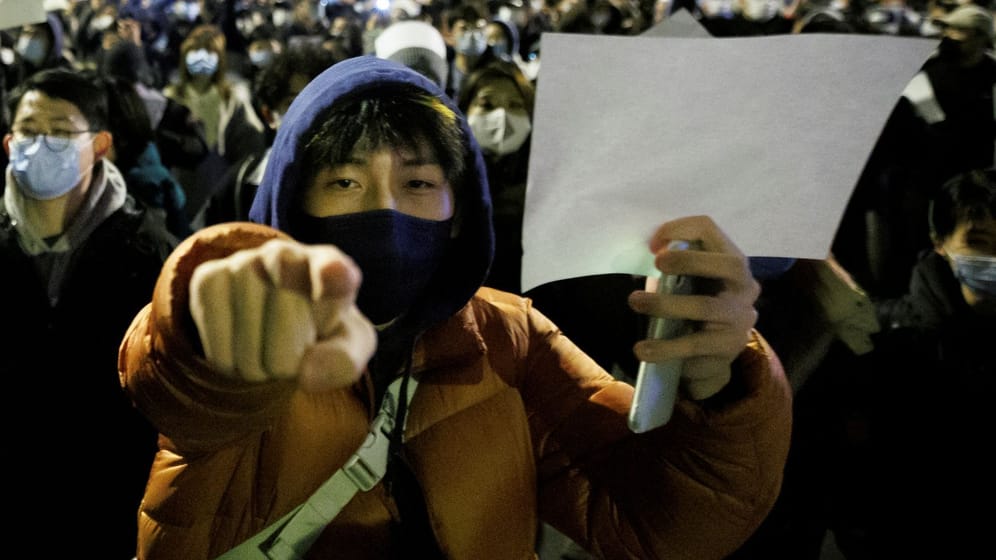 Demonstrant in Peking: Die weißen Papierbögen sind zum Symbol der Proteste geworden.