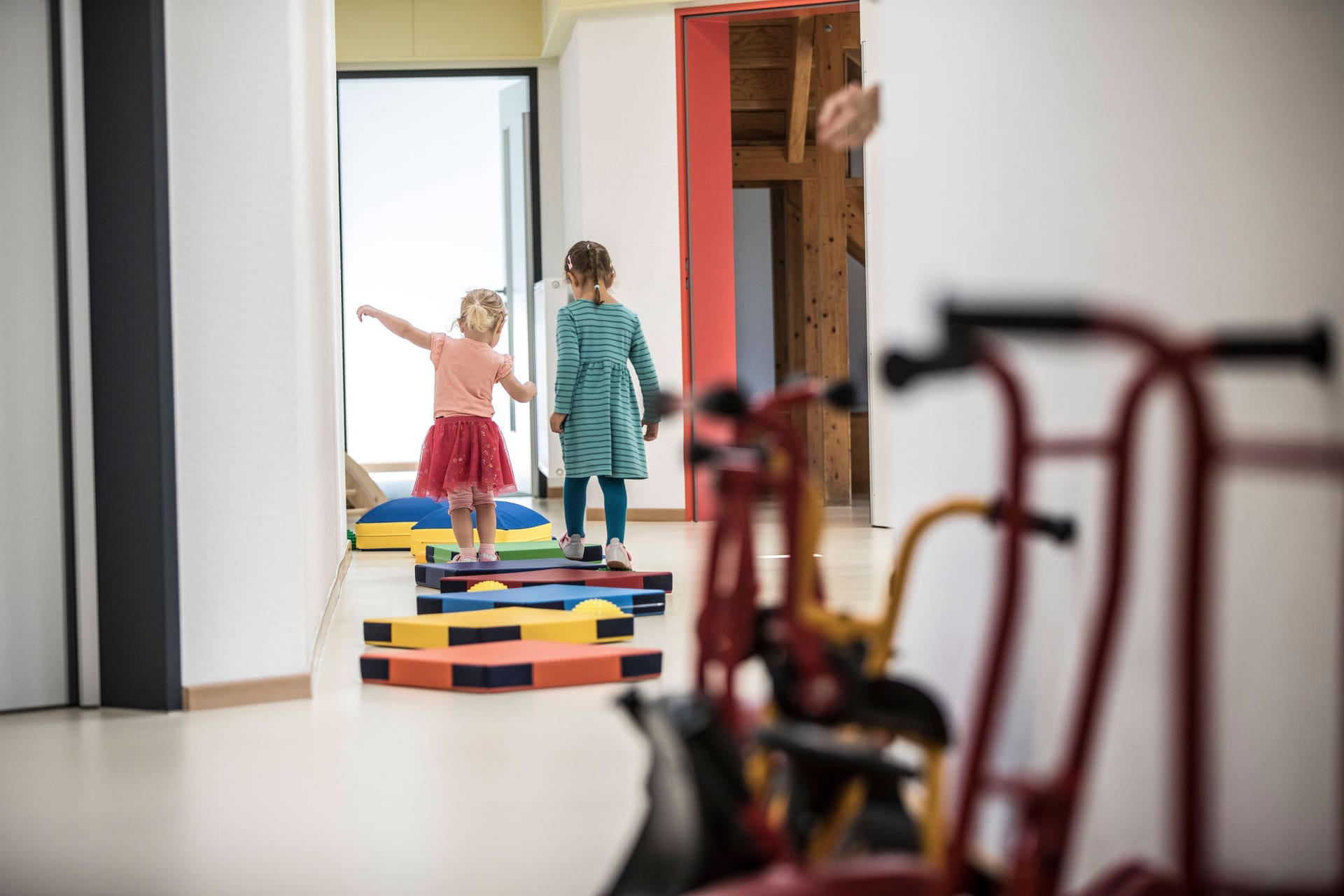 Die Eltern dieser beiden Kinder haben Glück, für sie gab es einen Kita-Platz (Symbolfoto): In München gibt es aber so wenig Erzieher, dass für manche Eltern nur bleibt, umzuziehen.