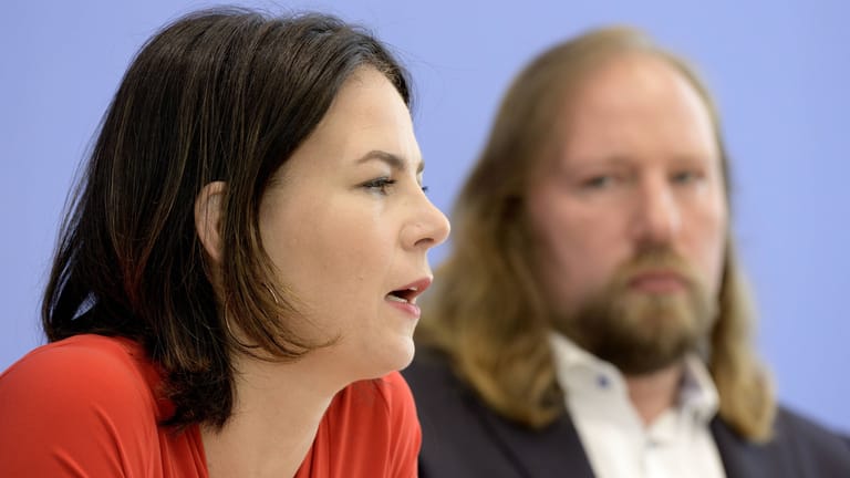 Anton Hofreiter (r.) erhöht den Druck auf seine Parteifreundin Annalena Baerbock.