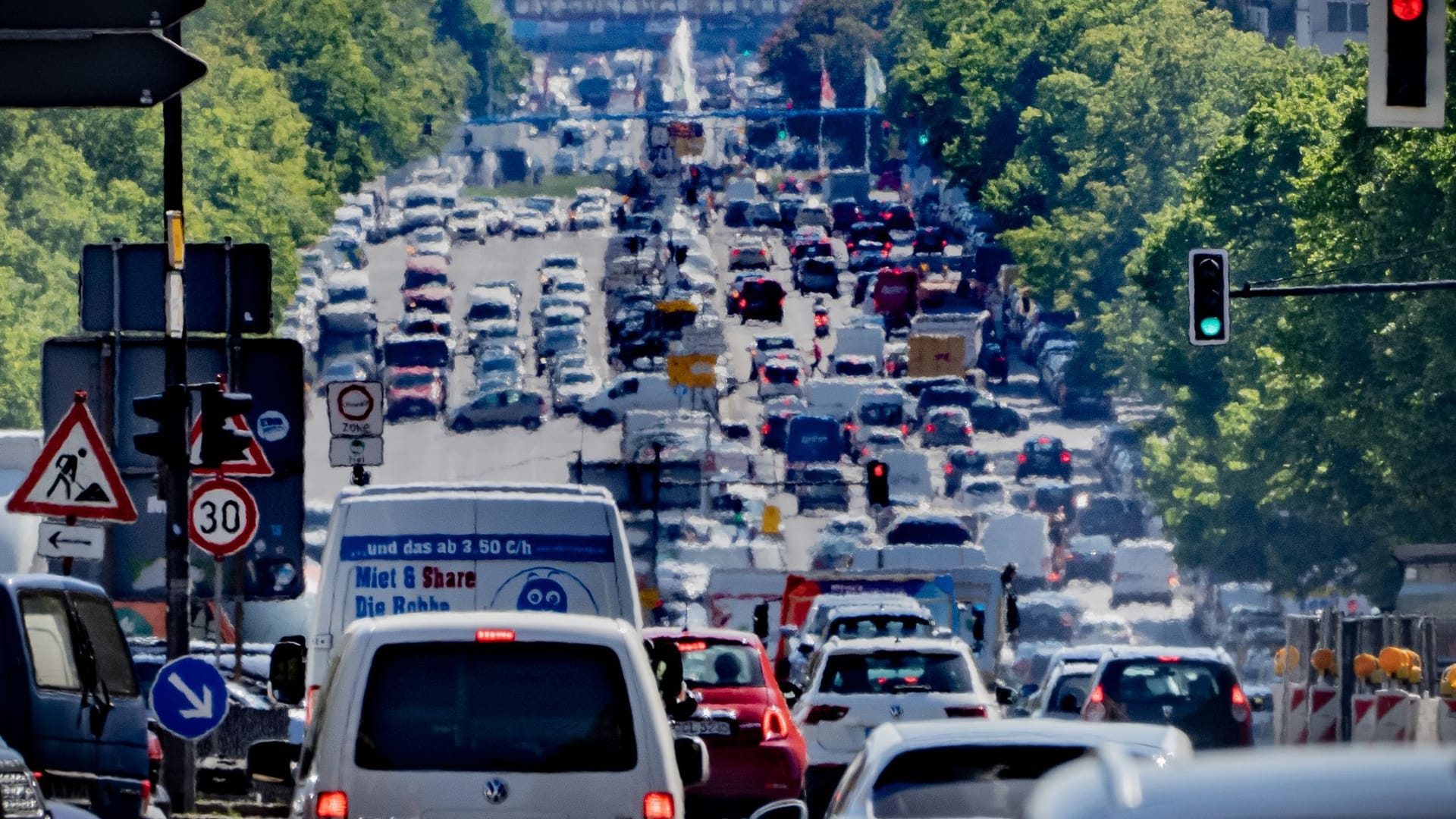 Autos, LKW und Lieferfahrzeuge auf dem Kaiserdamm in Berlin: Trotz besserer Luftqualität sind im Jahr 2020 rund 240 000 Menschen in der EU durch die Belastung der Luft mit Feinstaub vorzeitig gestorben.