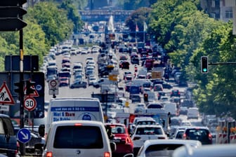 Autos, LKW und Lieferfahrzeuge auf dem Kaiserdamm in Berlin: Trotz besserer Luftqualität sind im Jahr 2020 rund 240 000 Menschen in der EU durch die Belastung der Luft mit Feinstaub vorzeitig gestorben.
