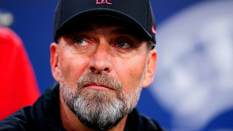 Jürgen Klopp nachdenklich; In der Liga bleibt der FC Liverpool aktuell hinter seinen Erwartungen zurück.