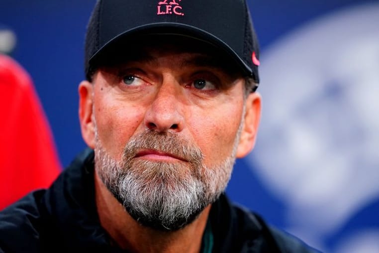 Jürgen Klopp nachdenklich; In der Liga bleibt der FC Liverpool aktuell hinter seinen Erwartungen zurück.