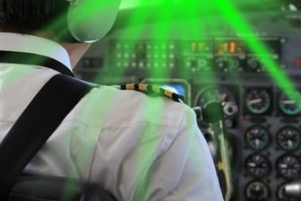 Ein Pilot wird durch einen Laserpointer geblendet (Symbolfoto): Insbesondere grünes Licht kann erhebliche Verletzungen verursachen, warnt die Polizei.