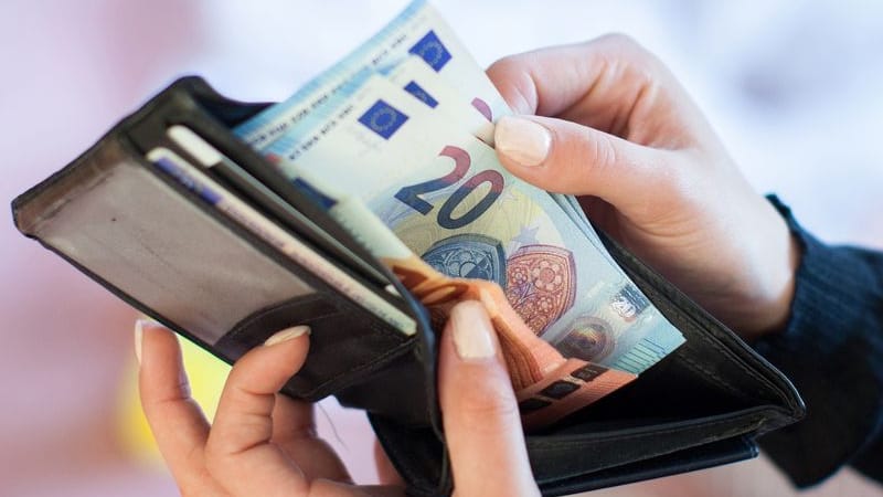 Geldscheine (Symbolbild): Durch den Anstieg der Energiepreise gehen Milliarden verloren. Geldscheine (Symbolbild): Durch den Anstieg der Energiepreise gehen Milliarden verloren.