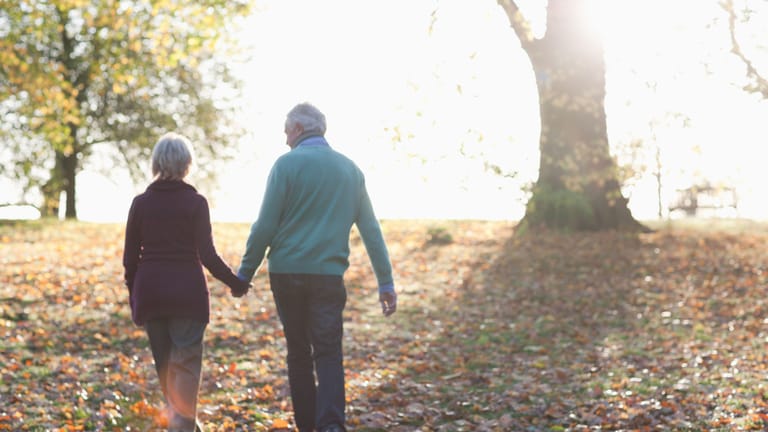 Regelmäßige Spaziergänge helfen gegen arthrosebedingte Schmerzen und bremsen das Fortschreiten der Erkrankung.
