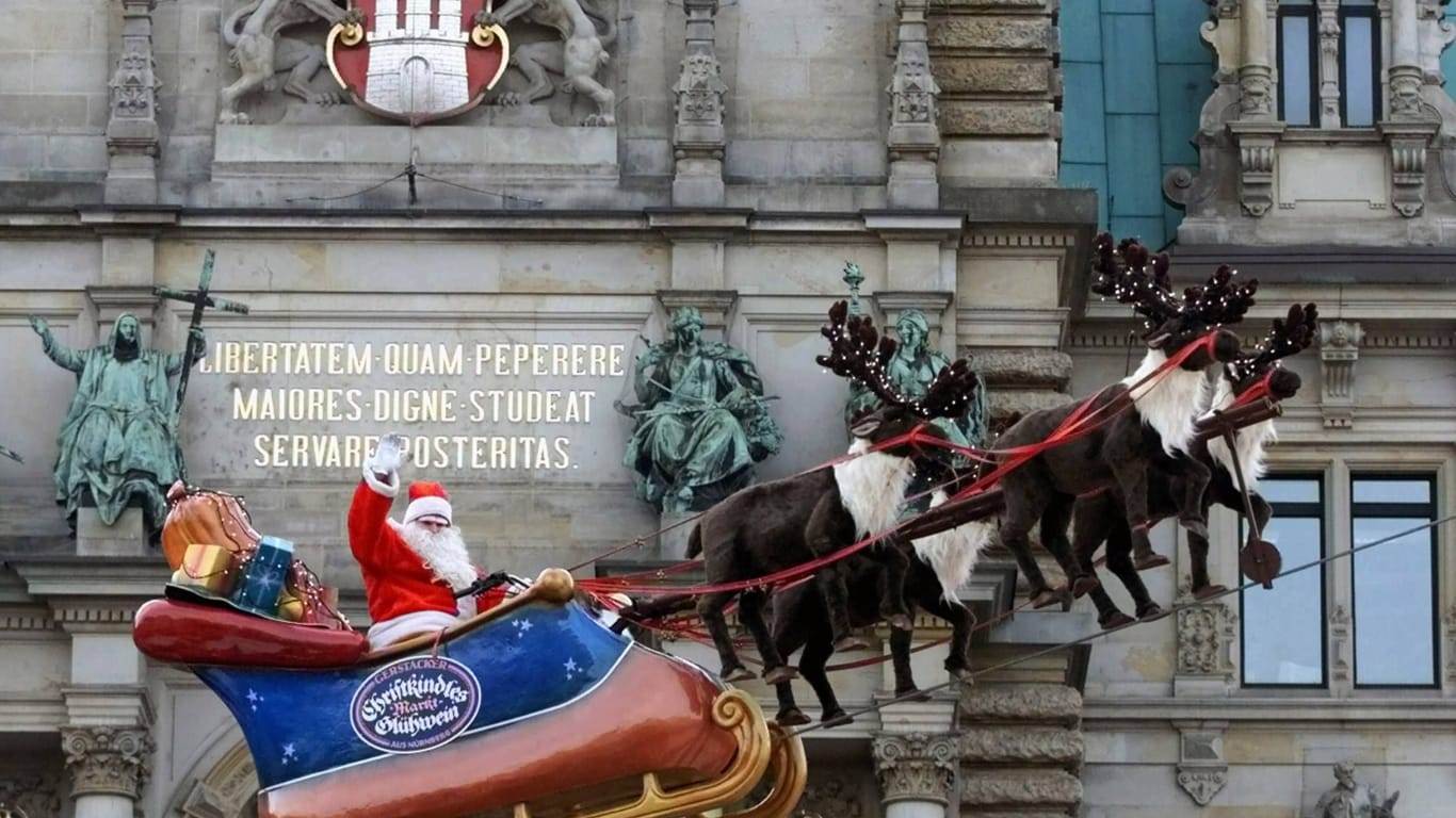 Mit seinem Rentierschlitten fährt der Weihnachtsmann der Hochseiltruppe Roncalli über die Köpfe der Hamburger (Archivbild): Auch in diesem Jahr ist er wieder da.