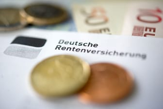 Münzen liegen auf einer Renteninformation (Symbolbild): Wer 1.500 Euro Rente bezieht, bekommt bereits mehr als der durchschnittliche Rentner in Deutschland.