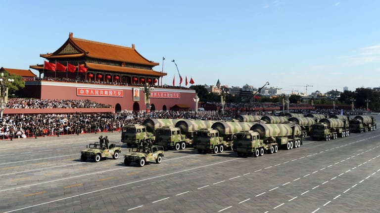 Chinesische Atomrakete bei einer Militärparade (Archivbild): Nach US-Berichten erweitert China sein Arsenal rasant.