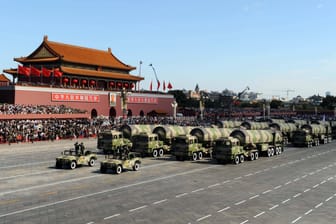 Atomraketen bei einer Parade in Peking (Archivbild): Peking investiert kräftig in sein Militär.