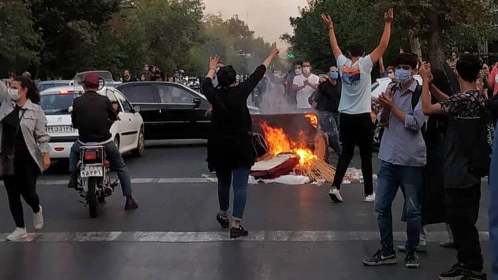 Proteste im Iran: Die Demonstrantinnen und Demonstranten lassen sich nicht von der Gewalt des Regimes einschüchtern.