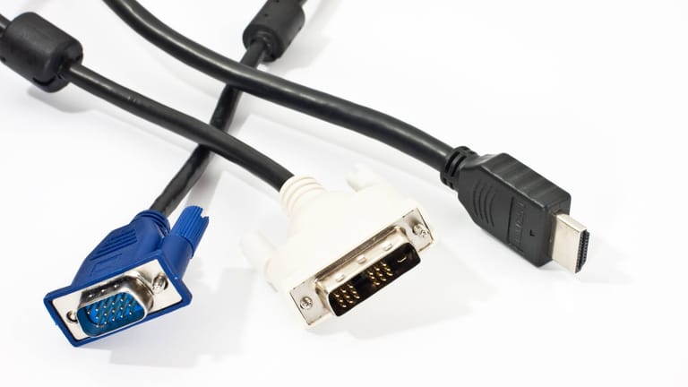VGA- (links) und DVI-Kabel (mittig).
