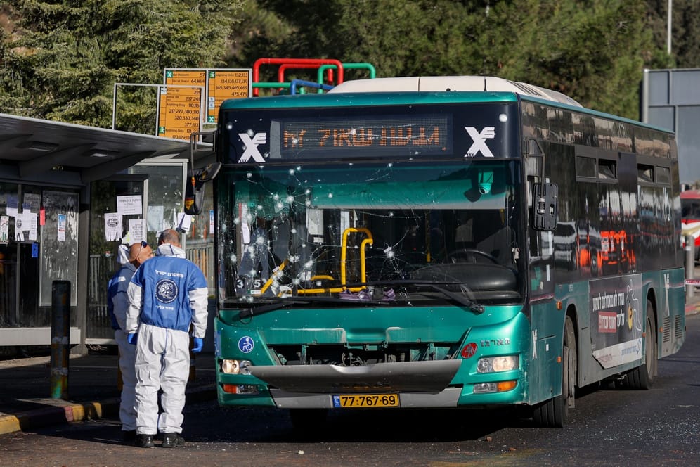 Mindestens 15 Menschen wurden am Mittwochmorgen bei zwei Explosionen in Jerusalem verletzt.