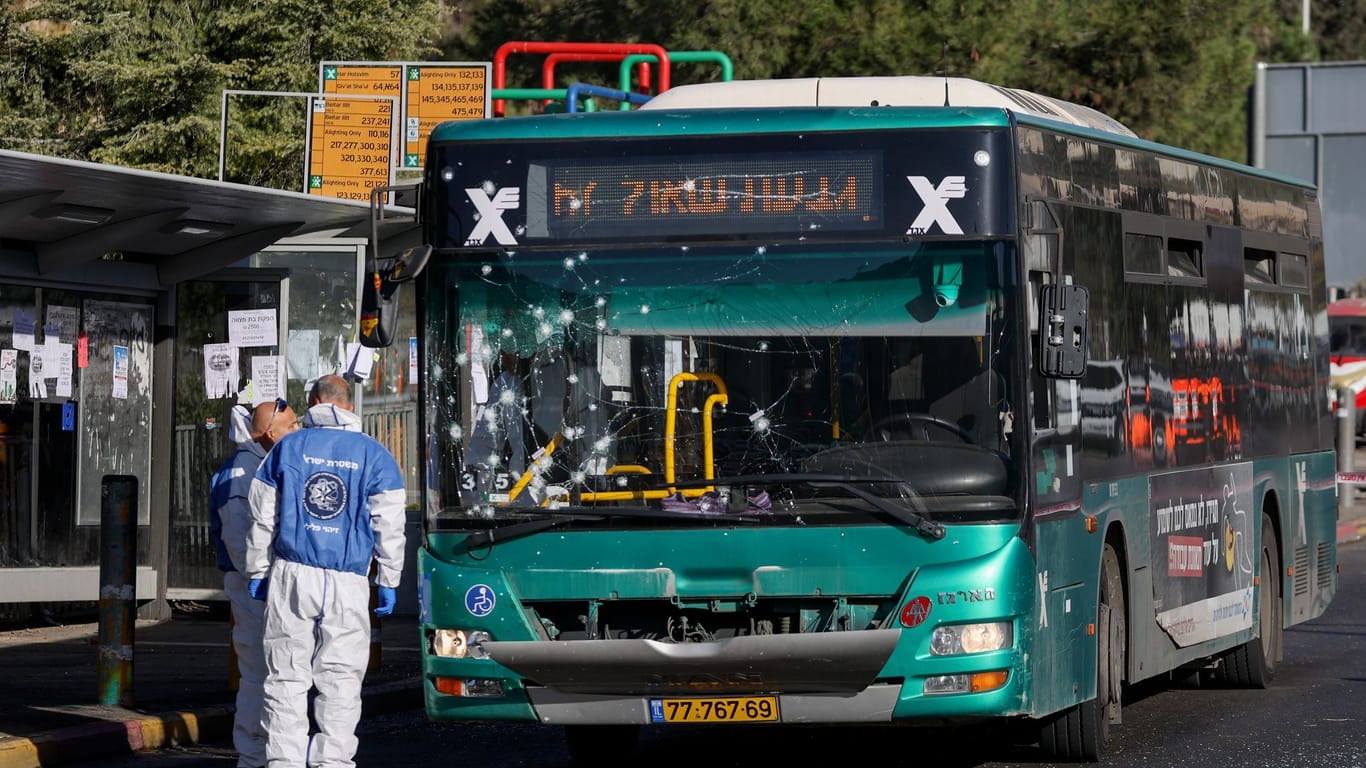 Mindestens 15 Menschen wurden am Mittwochmorgen bei zwei Explosionen in Jerusalem verletzt. Mindestens 15 Menschen wurden am Mittwochmorgen bei zwei Explosionen in Jerusalem verletzt.