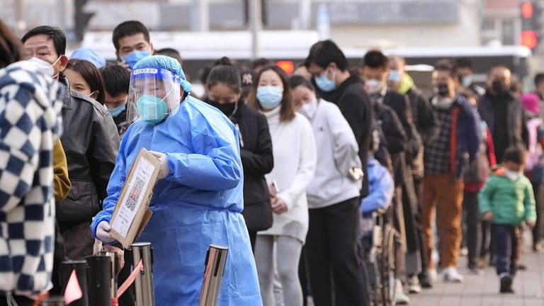 In Peking stehen Menschen für einen PCR-Test an: Die Neuinfektionen in der Hauptstadt sind zuletzt deutlich gestiegen.