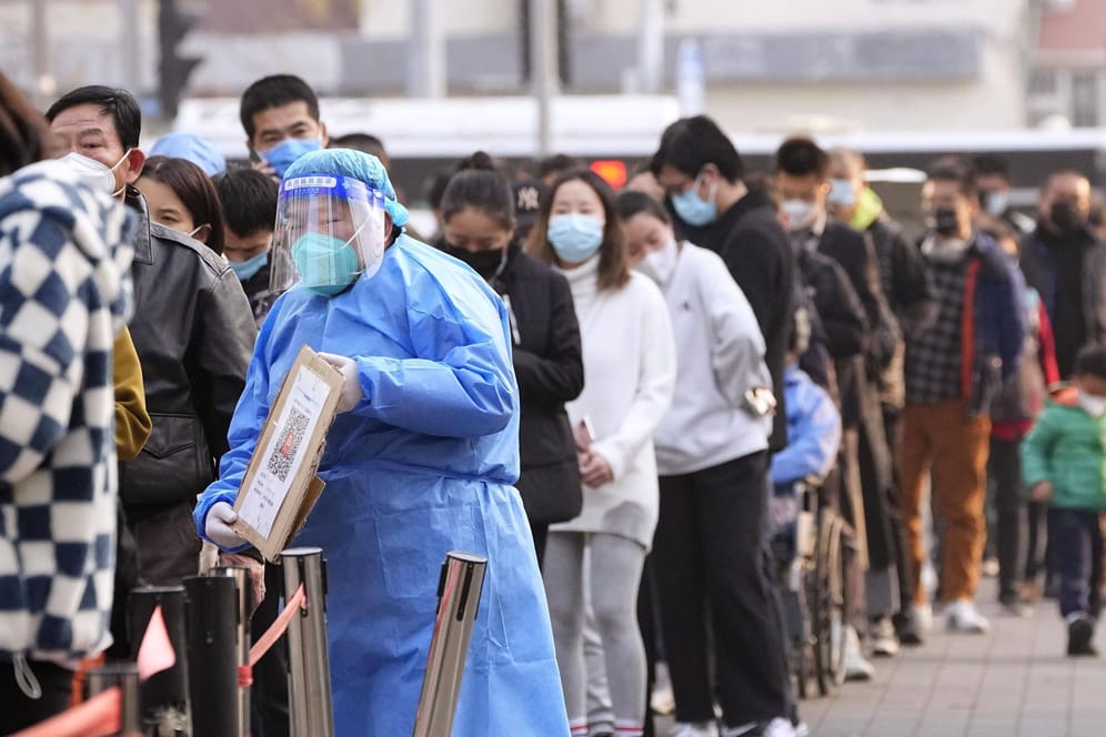 In Peking stehen Menschen für einen PCR-Test an: Die Neuinfektionen in der Hauptstadt sind zuletzt deutlich gestiegen.