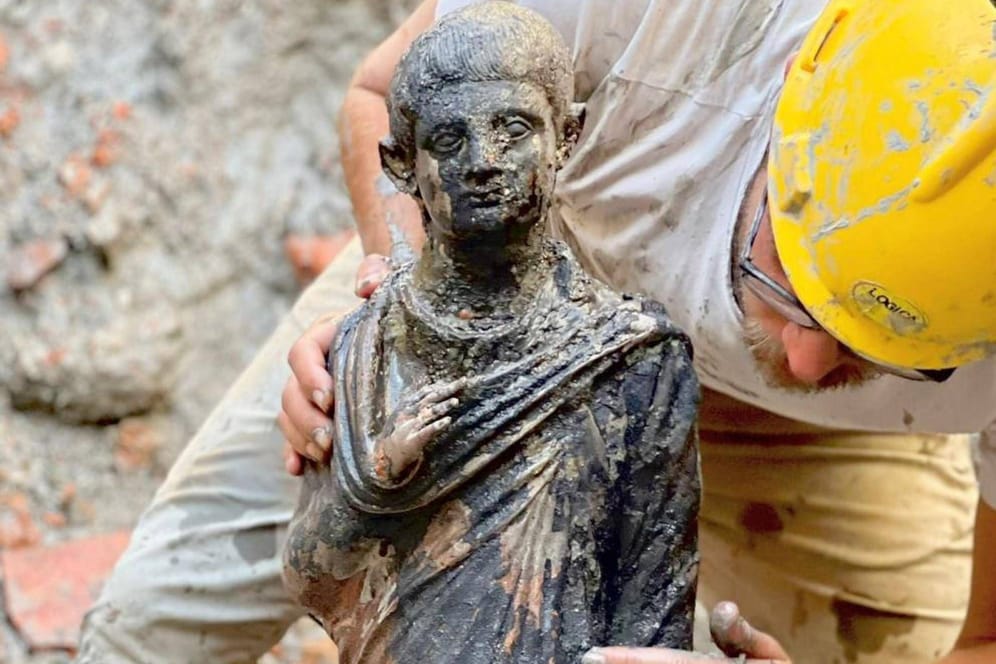 Toskana in Italien: Hier haben Forscher mehr als 20 perfekt erhaltene Bronzestatuen im Schlamm entdeckt.