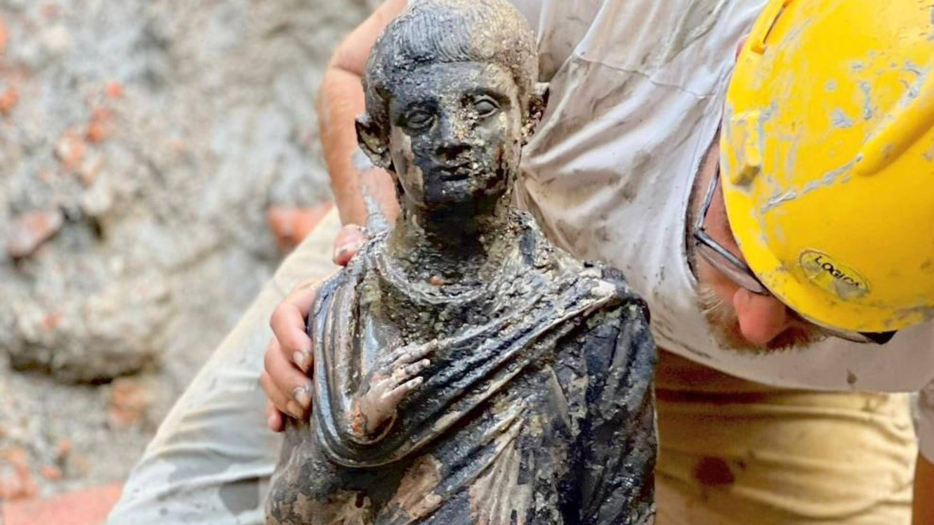 Toskana in Italien: Hier haben Forscher mehr als 20 perfekt erhaltene Bronzestatuen im Schlamm entdeckt.