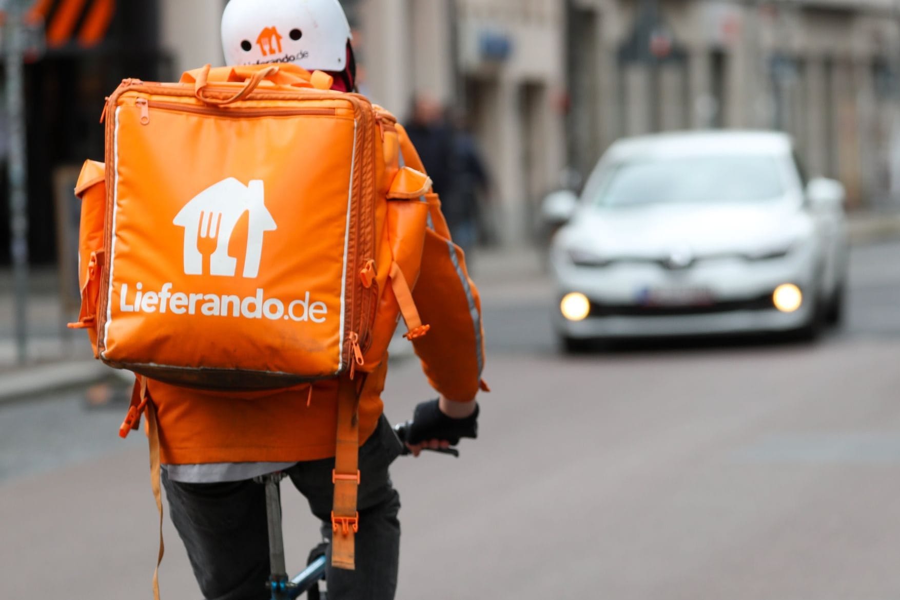 Ein Fahrradbote vom Lieferdienst Lieferando (Archivbild): Wegen der Inflation erhalten Mitarbeiter eine Prämie. Ein Fahrradbote vom Lieferdienst Lieferando (Archivbild): Wegen der Inflation erhalten Mitarbeiter eine Prämie.