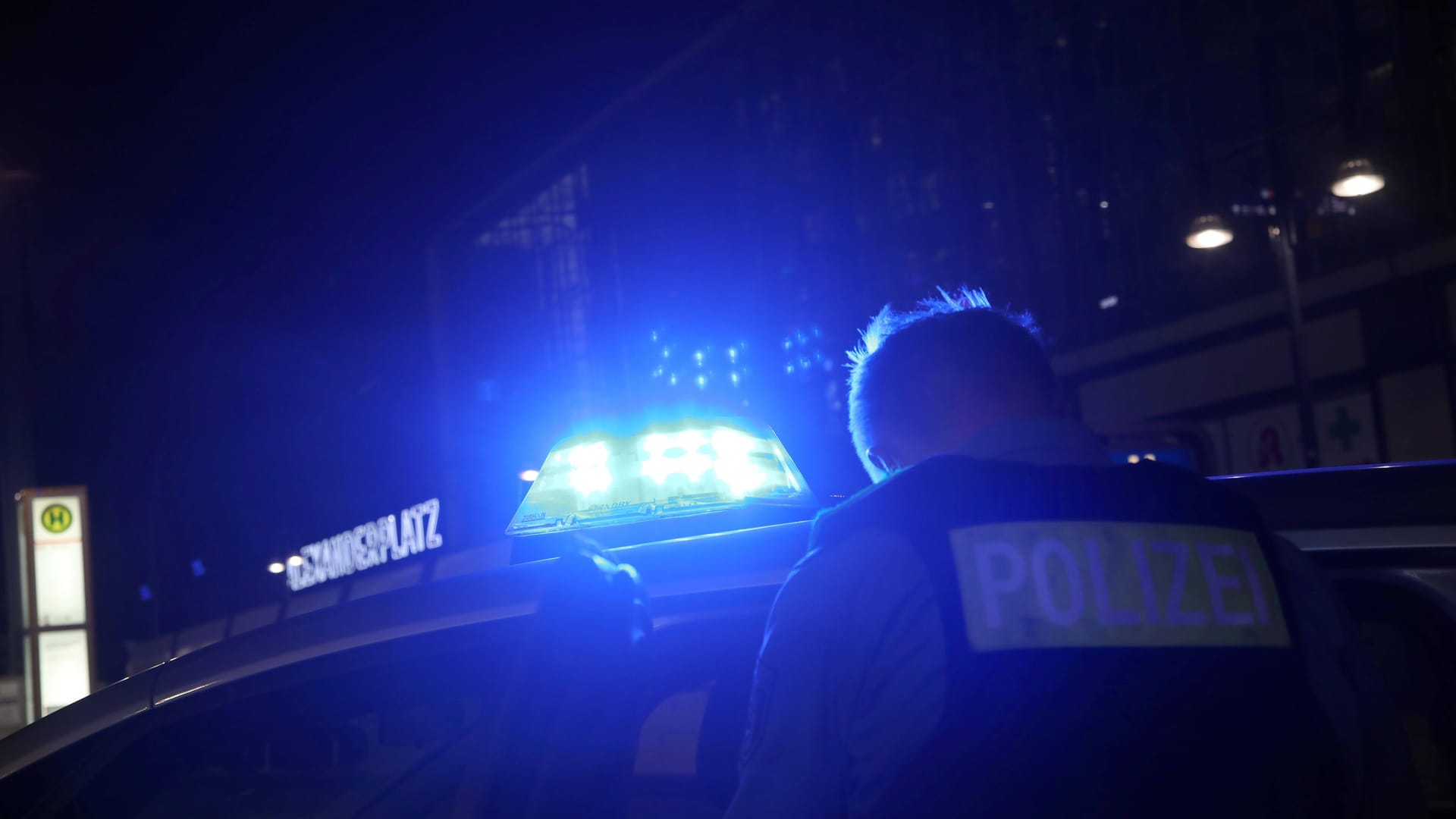 Polizeiauto mit Blaulicht vor Bushaltestelle (Symbolbild): Am Sonntag wurden vier Beamte von einem 20-Jährigen angegriffen. Polizeiauto mit Blaulicht vor Bushaltestelle (Symbolbild): Am Sonntag wurden vier Beamte von einem 20-Jährigen angegriffen.