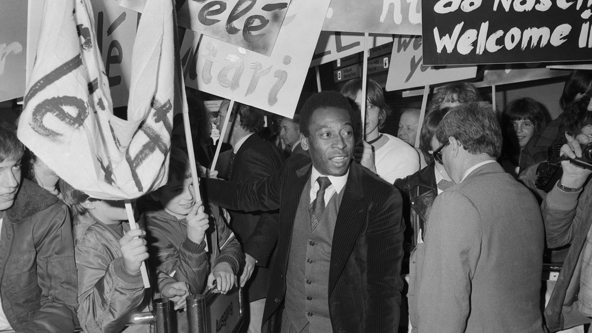 Pelé wird von Fans bei der Ankunft am Flughafen Hamburg stürmisch begrüßt (Archivild): Ein Unternehmer versuchte sogar den Brasilianer zu einem deutschen Club zu holen.