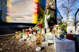 Blumen und Kerzen in Lankwitz: Hier starb eine 15-Jährige.
