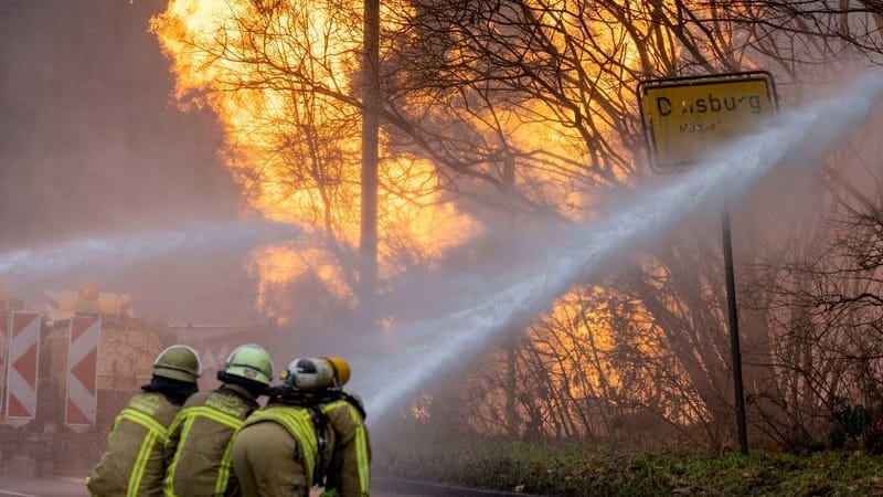 Die Gasleitung geriet direkt neben einer Tankstelle in Brand: Es gab eine haushohe Stichflamme.