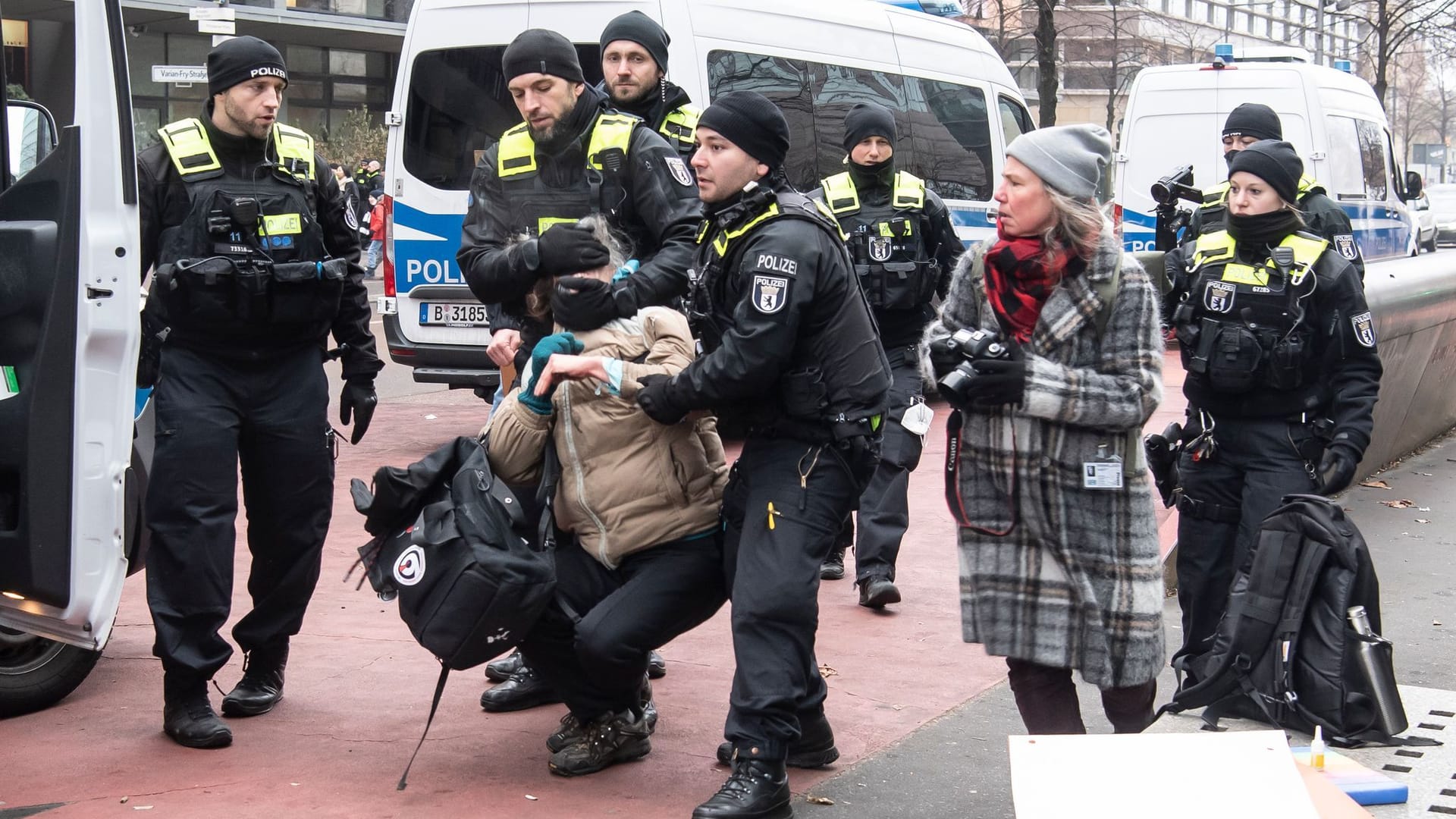 Umwelt-Aktivisten laden zum Gespräch und blockieren