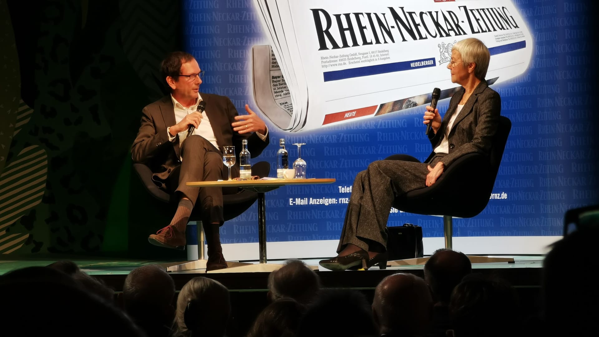 Klaus Welzel (l.) und Gabriele Krone-Schmalz auf der Bühne im Theater Heidelberg: Der Chefredakteur der Rhein-Neckar-Zeitung und die Buchautorin und Journalistin sprechen vor 300 Gästen.