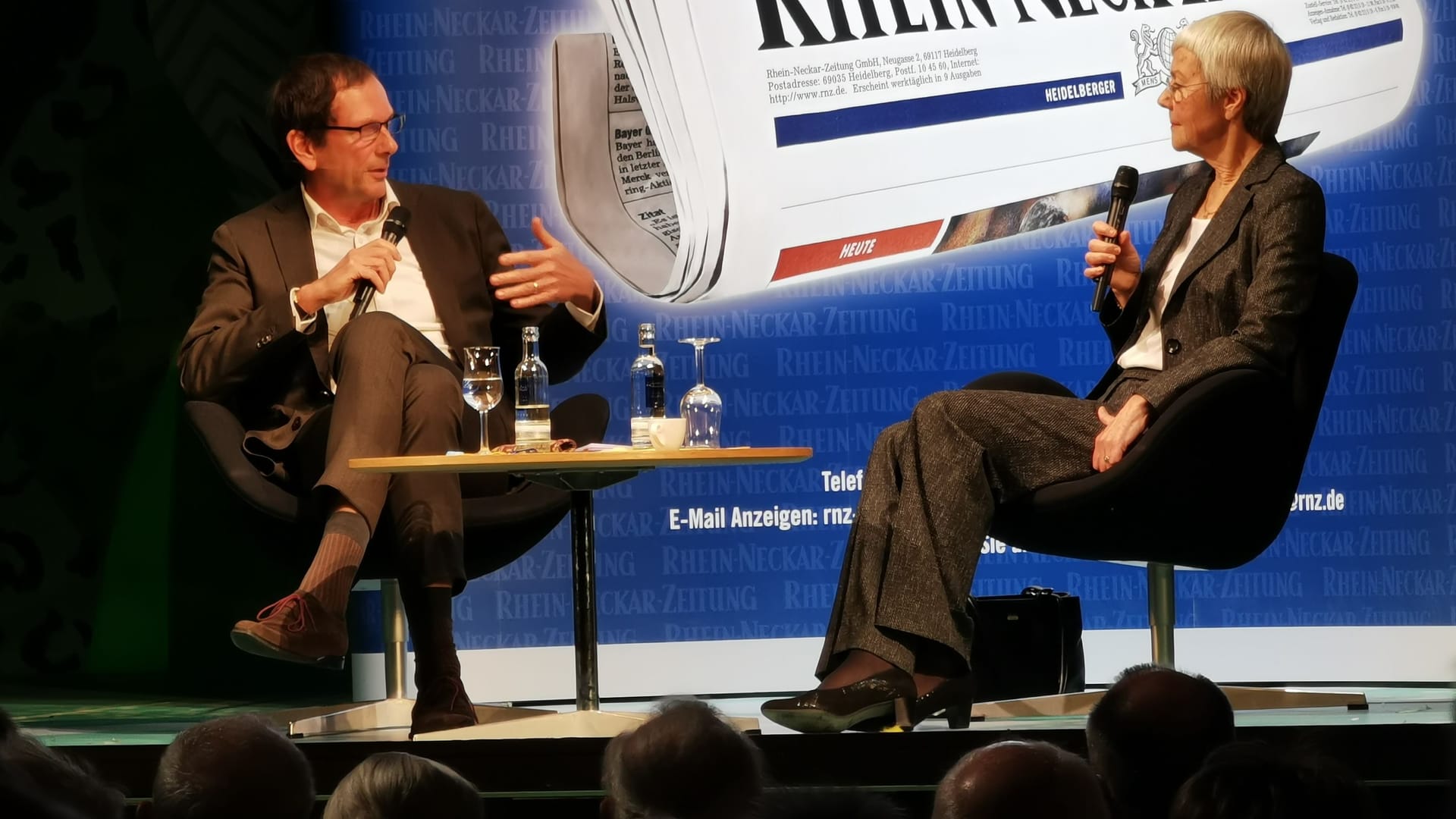 Klaus Welzel (l.) und Gabriele Krone-Schmalz auf der Bühne im Theater Heidelberg: Der Chefredakteur der Rhein-Neckar-Zeitung und die Buchautorin und Journalistin sprechen vor 300 Gästen.