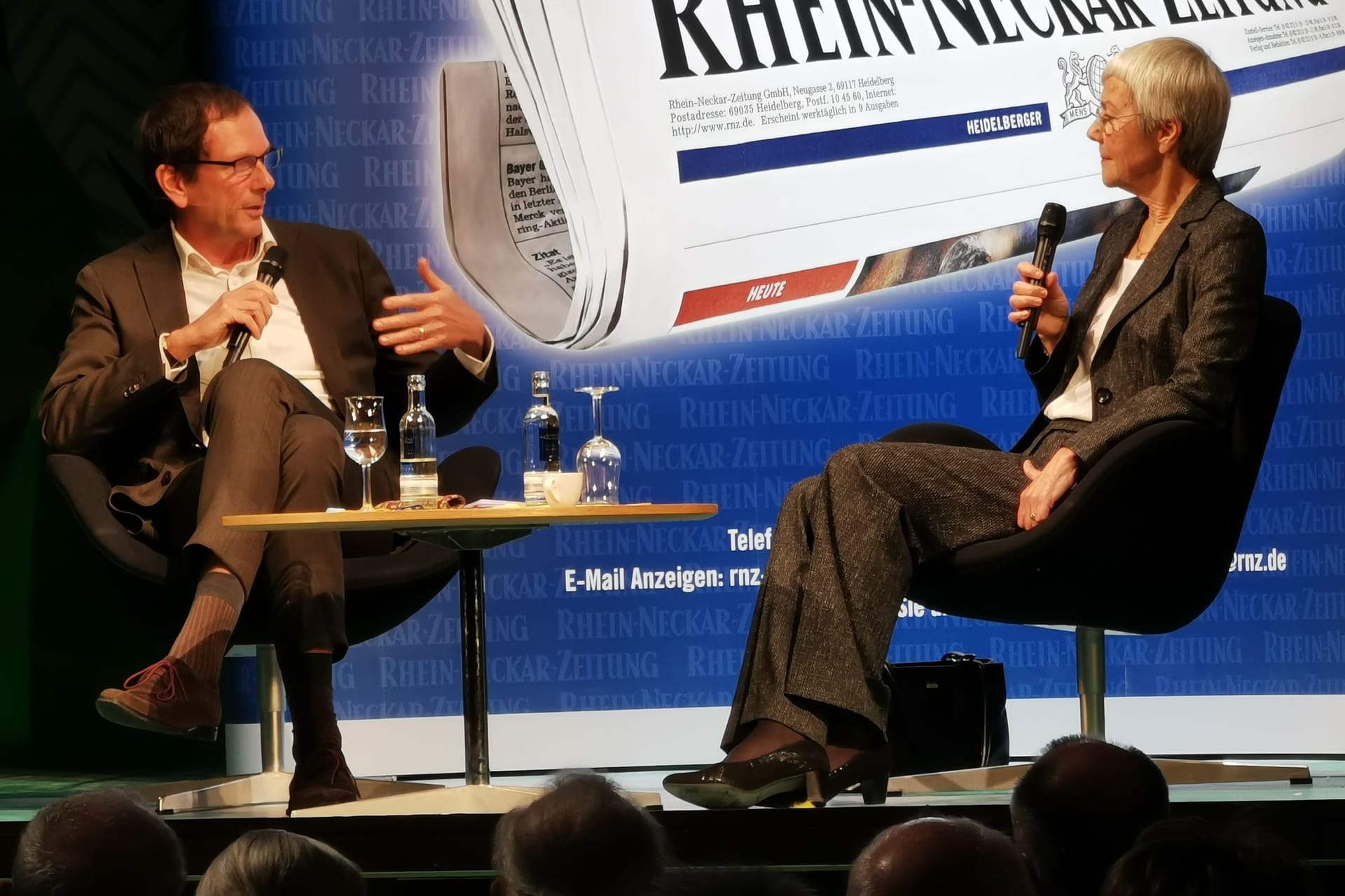 Klaus Welzel (l.) und Gabriele Krone-Schmalz auf der Bühne im Theater Heidelberg: Der Chefredakteur der Rhein-Neckar-Zeitung und die Buchautorin und Journalistin sprechen vor 300 Gästen.