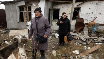 Eine Anwohnerin nahe Kiew vor ihrem Haus, das während des russischen Beschusses beschädigt wurde: Russland hat die Ukraine mit Raketenangriffen überzogen.