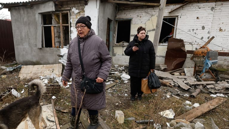 Eine Anwohnerin nahe Kiew vor ihrem Haus, das während des russischen Beschusses beschädigt wurde: Russland hat die Ukraine mit Raketenangriffen überzogen.