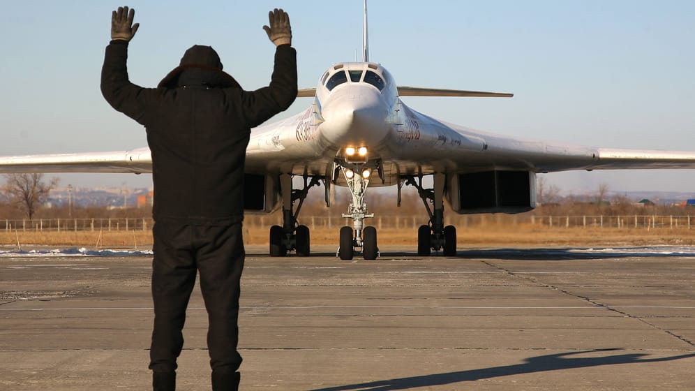 Ein russischer Langstreckenbomber wird auf dem Flughafen Engels-2 eingewunken (Archivbild).