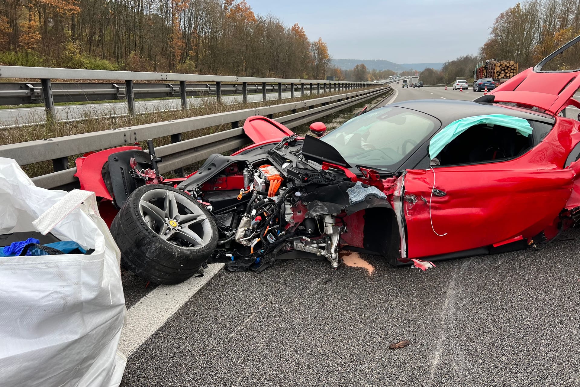 Verunglückter Sportwagen auf der A9: Der Fahrer hatte wohl einen Schutzengel.