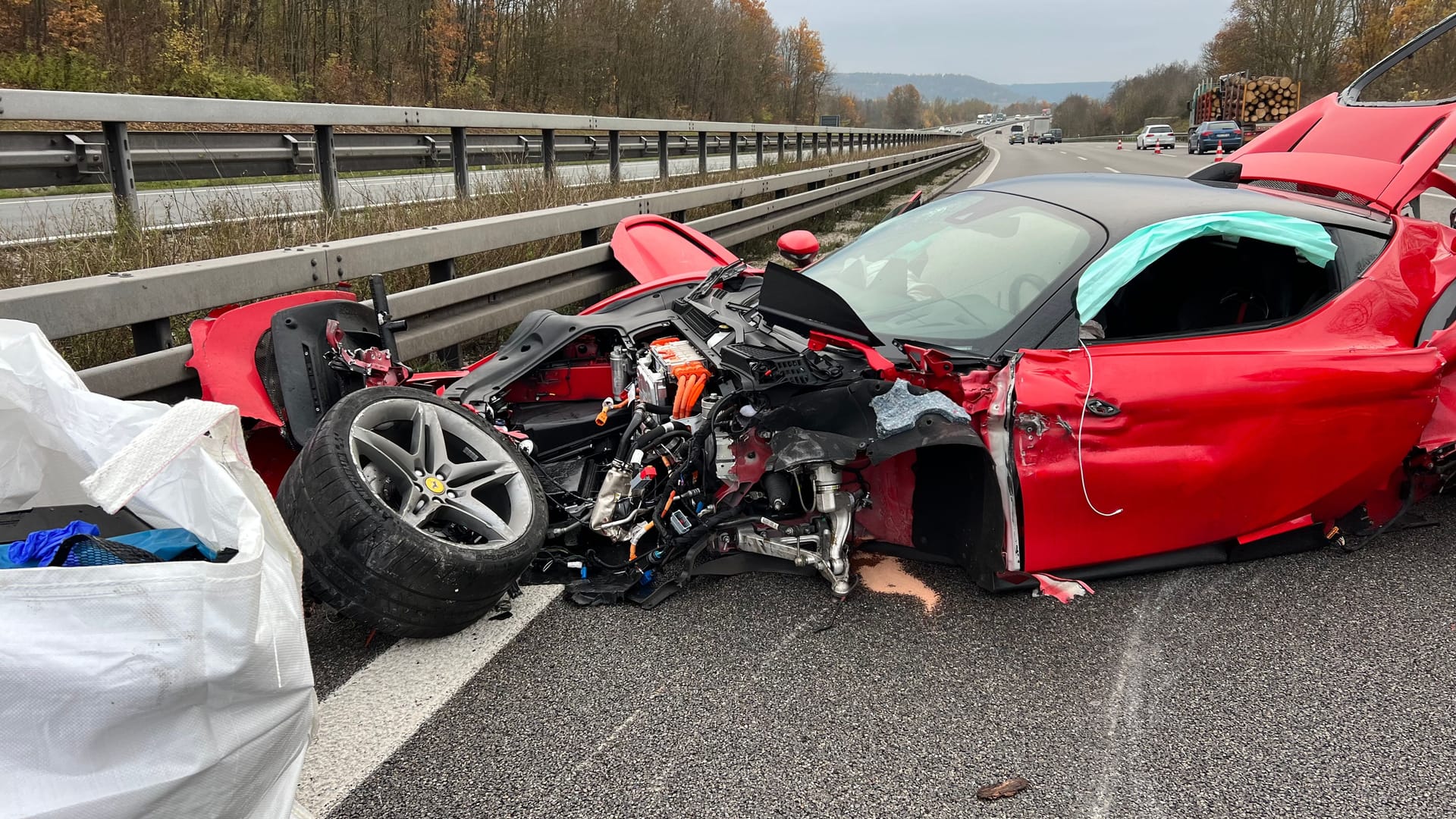 Verunglückter Sportwagen auf der A9: Der Fahrer hatte wohl einen Schutzengel.