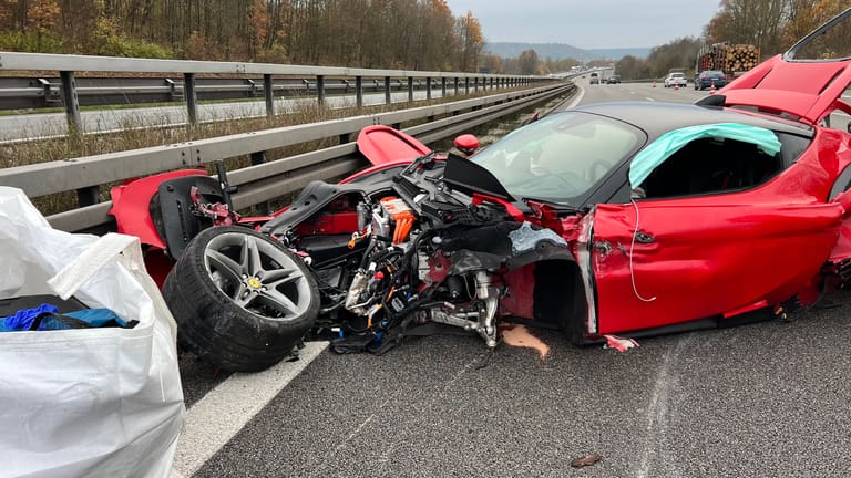 Σοβαρή σύγκρουση: Ferrari καταστράφηκε – ο οδηγός τυχερός