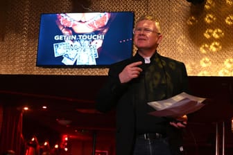 Pastor Frank Hoffmann in der Tabledance-Bar: Es ist nicht das erste Mal, dass er einen Gottesdienst in "Susis Show Bar" abhielt.