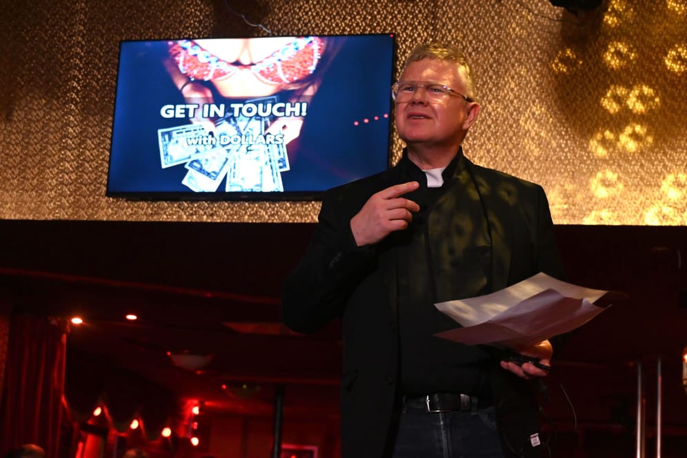 Pastor Frank Hoffmann in der Tabledance-Bar: Es ist nicht das erste Mal, dass er einen Gottesdienst in "Susis Show Bar" abhielt.
