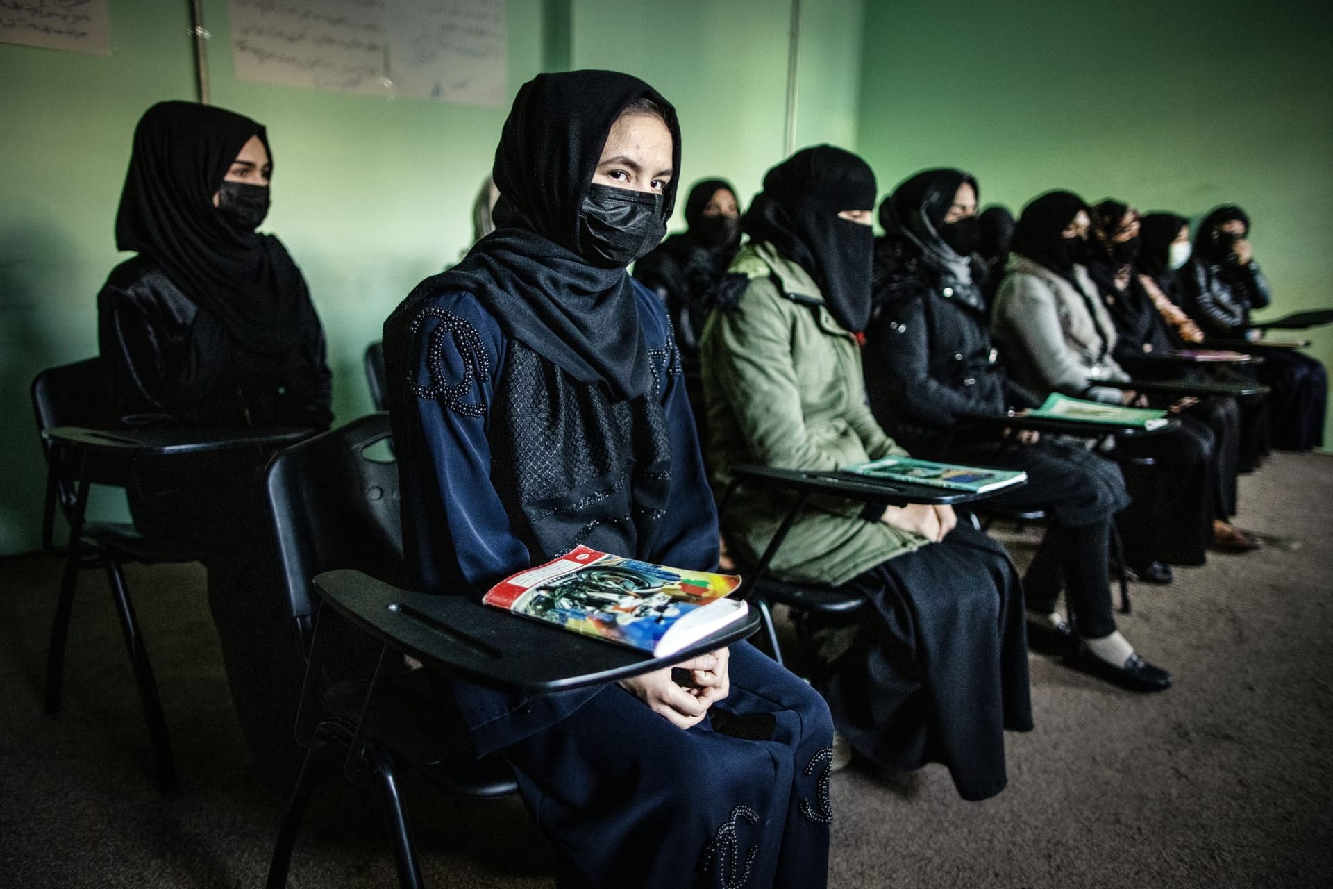 Frauen in Afghanistan (Symbolbild): Wer bei NGOs angestellt ist, könnte bald den Job verlieren.