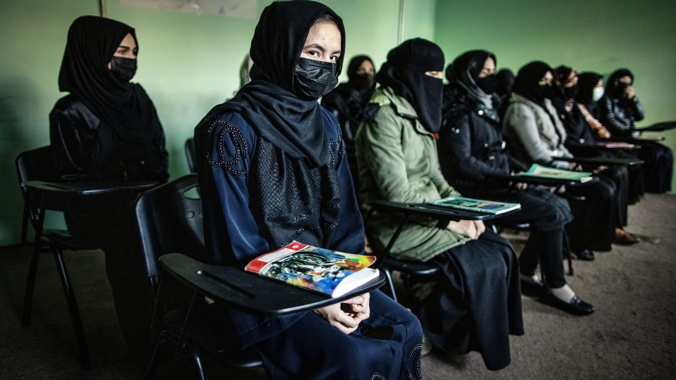 Frauen in Afghanistan (Symbolbild): Wer bei NGOs angestellt ist, könnte bald den Job verlieren.