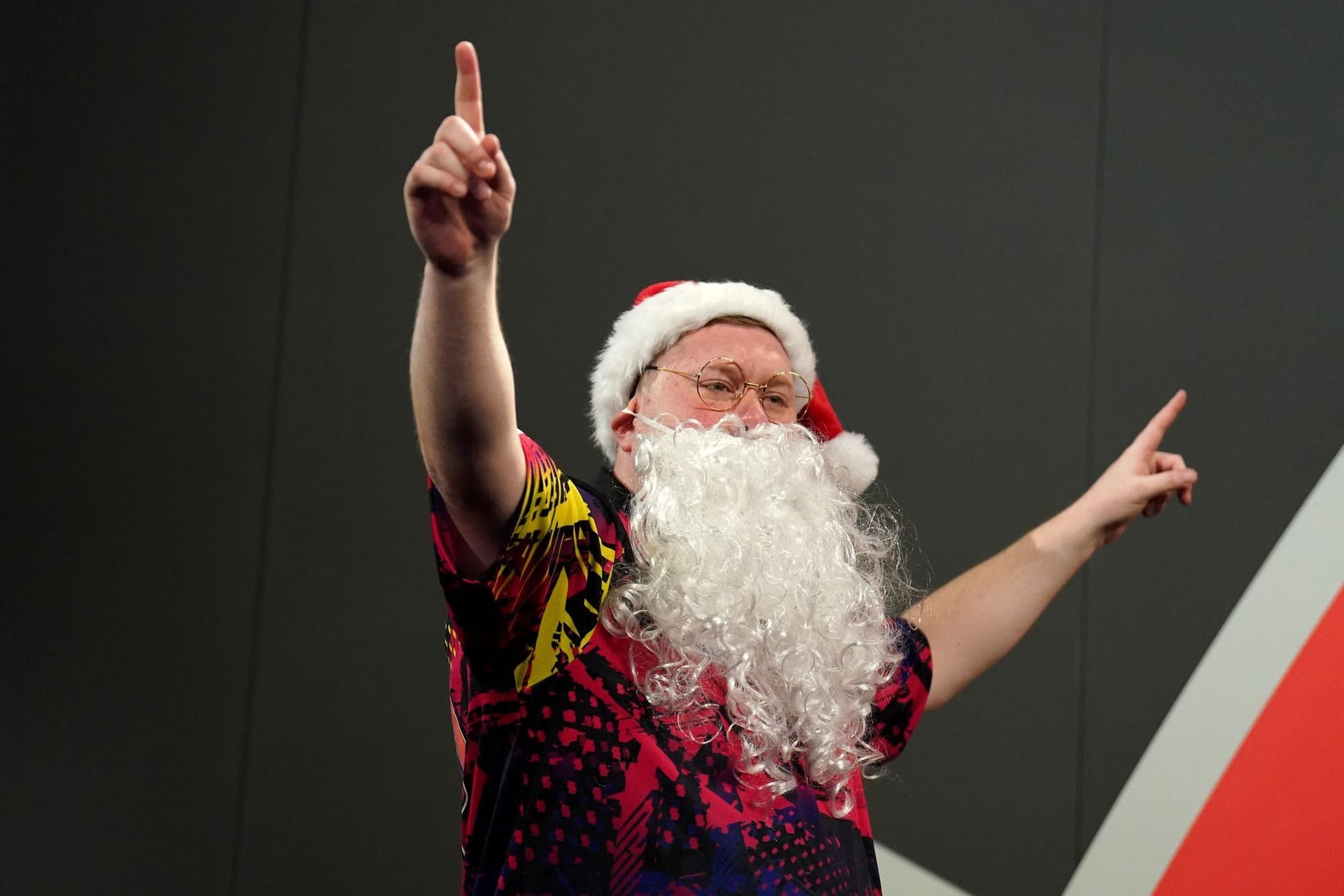 Ricky Evans kam im Weihnachtskostüm in die Arena.