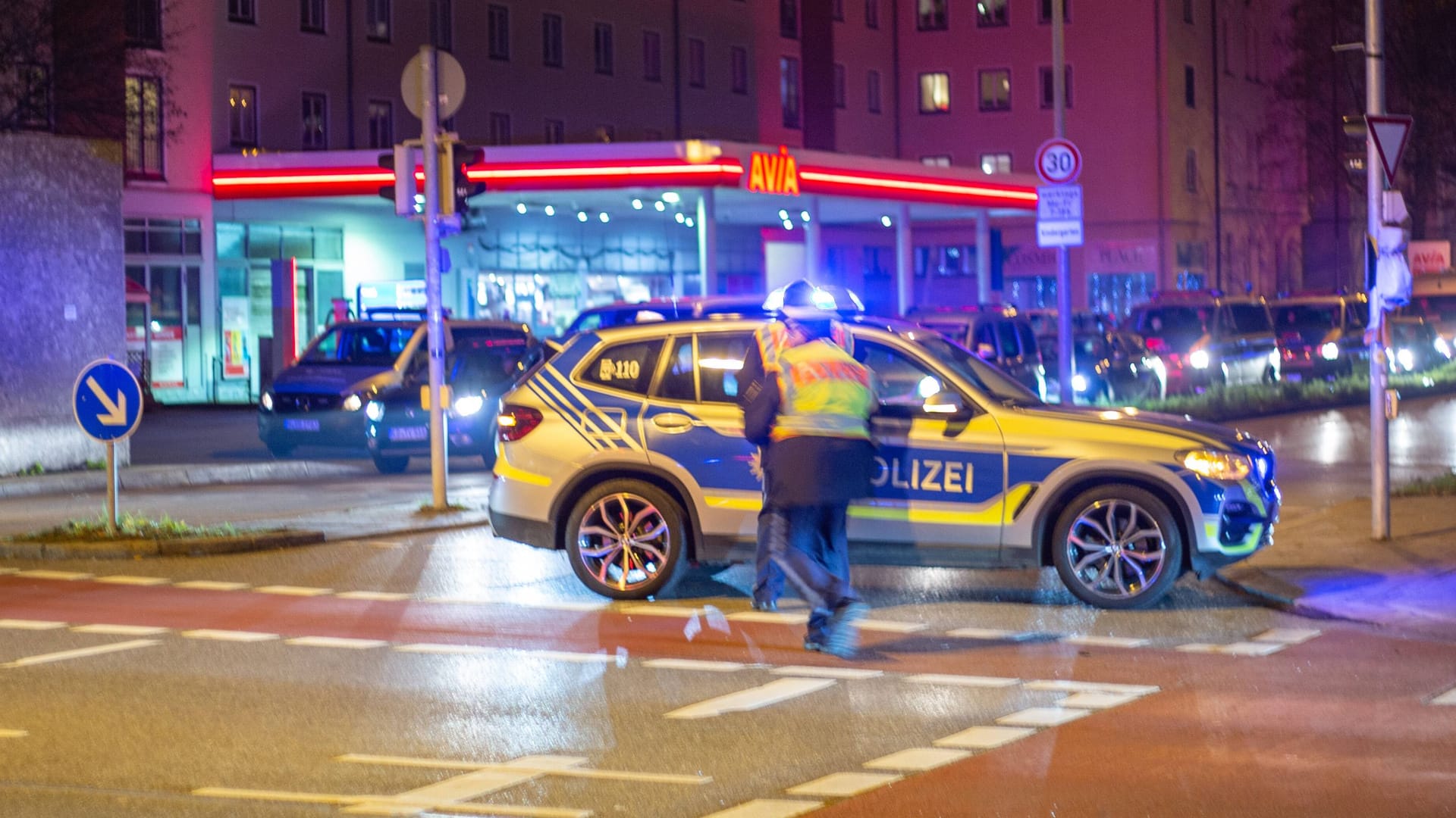 Polizeikontrolle (Symbolbild): Als die Beamten den Beifahrer auf seinen offenen Haftbefehl ansprachen, drehte er durch. Polizeikontrolle (Symbolbild): Als die Beamten den Beifahrer auf seinen offenen Haftbefehl ansprachen, drehte er durch.