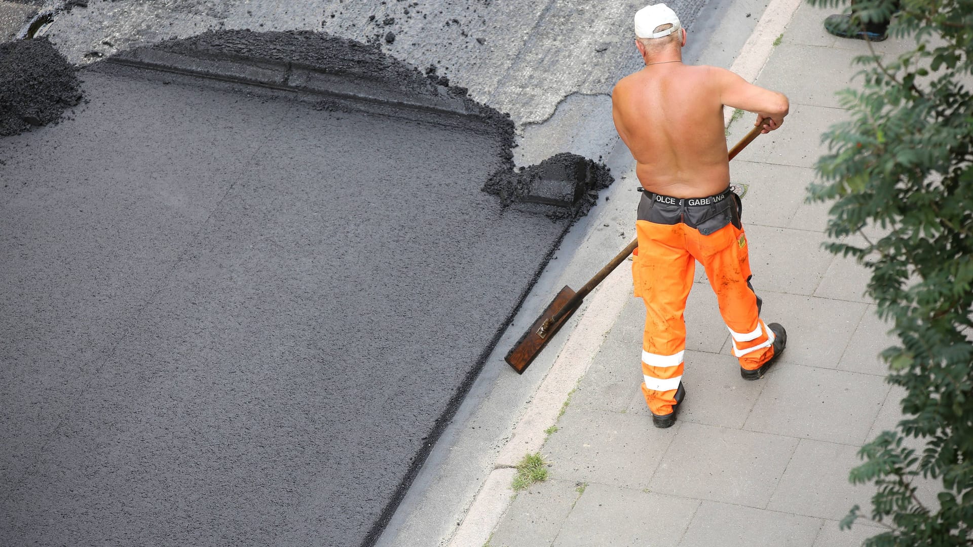 Heiß, heißer, Straßenbau in Hamburg Altona: Wer im Freien arbeitet, ist den Klimaveränderungen besonders stark ausgesetzt.